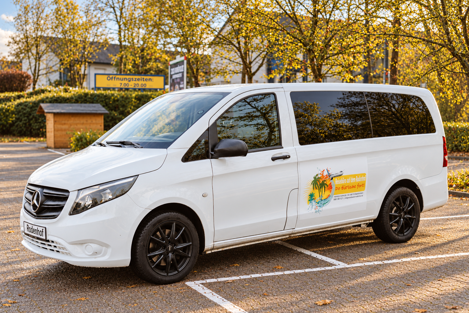 Unser Mercedes-Shuttle mit Reisebüro-Beschriftung und Rodenhof-Kennzeichen im warmen Tageslicht
