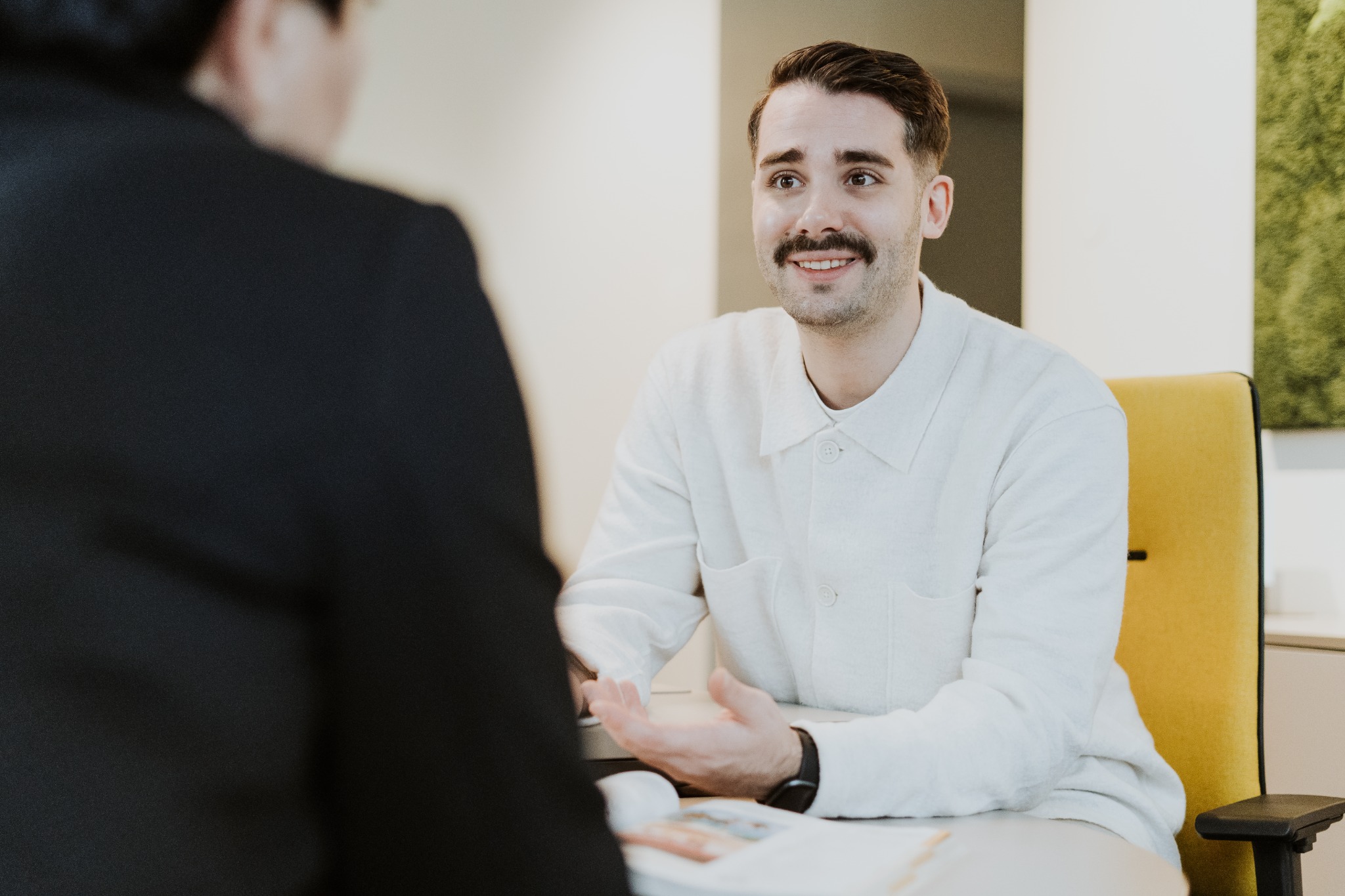 Daniel Schultz im persönlichen Beratungsgespräch in unserem Reisebüro.